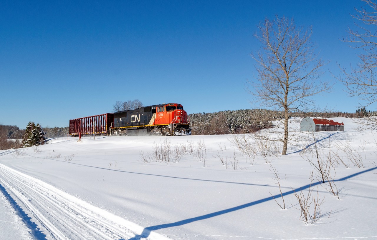 If you like shots where you can see the whole train, this one's for you! With the loss of woodchip traffic for the F.F. Soucy paper mill in Rivière-du-Loup and the cement traffic being directed to Moncton via the Newcastle subdivision, you are lucky if train 558 has over 10 cars. Today, i was on the unlucky side, with the train having only 1 empty centerbeam headed to the Lebel sawmill, in Nouvelle, QC. Train 558 does the run between Mont-Joli and Matapédia,  interchanging cars with the Gaspésie Railway Society at the end of the outbound trip and serving the Uniboard plant in Sayabec on the return trip. It operates on the opposite days of train 562, which handles the freight cars for Campbellton and the Newcastle subdivision and the Cedrico sawmill in Causapscal.