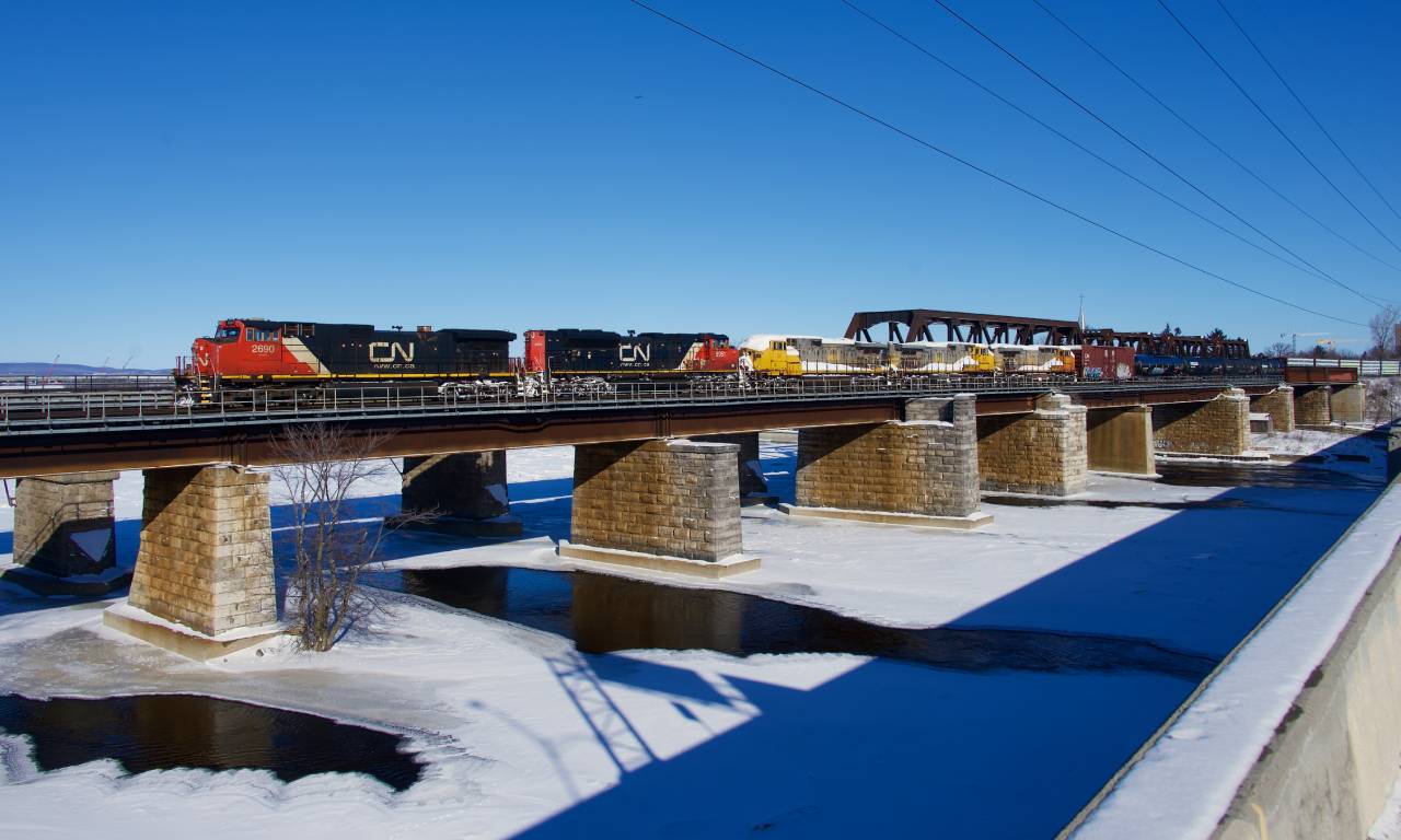 CN 305 crosses the Ottawa River with three QNSL Dash9s trailing, on their way to Texas for rebuilding.