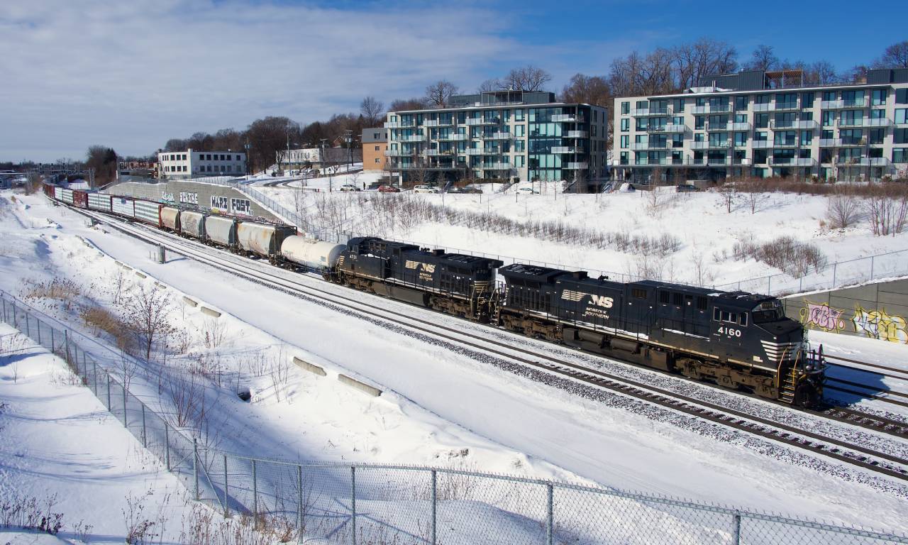 A pair of AC44C6Ms (NS 4160 & NS 4731) has only 31 cars on the drawbar as a late CN 528 heads east on CN's Montreal Sub.