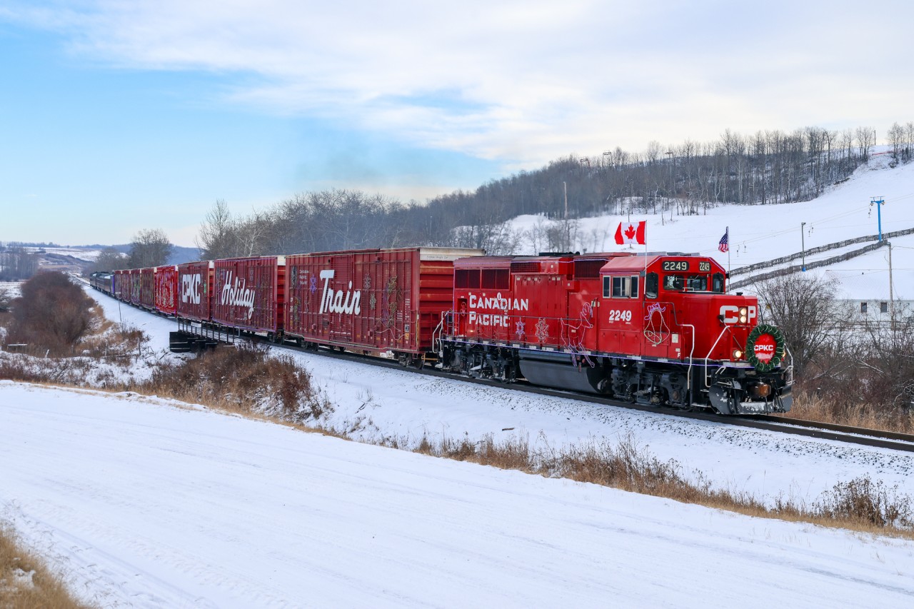 CPKC 01H-08 rolls past the Gwynne Ski Hill and digs in for the climb out of the Battle River Valley.