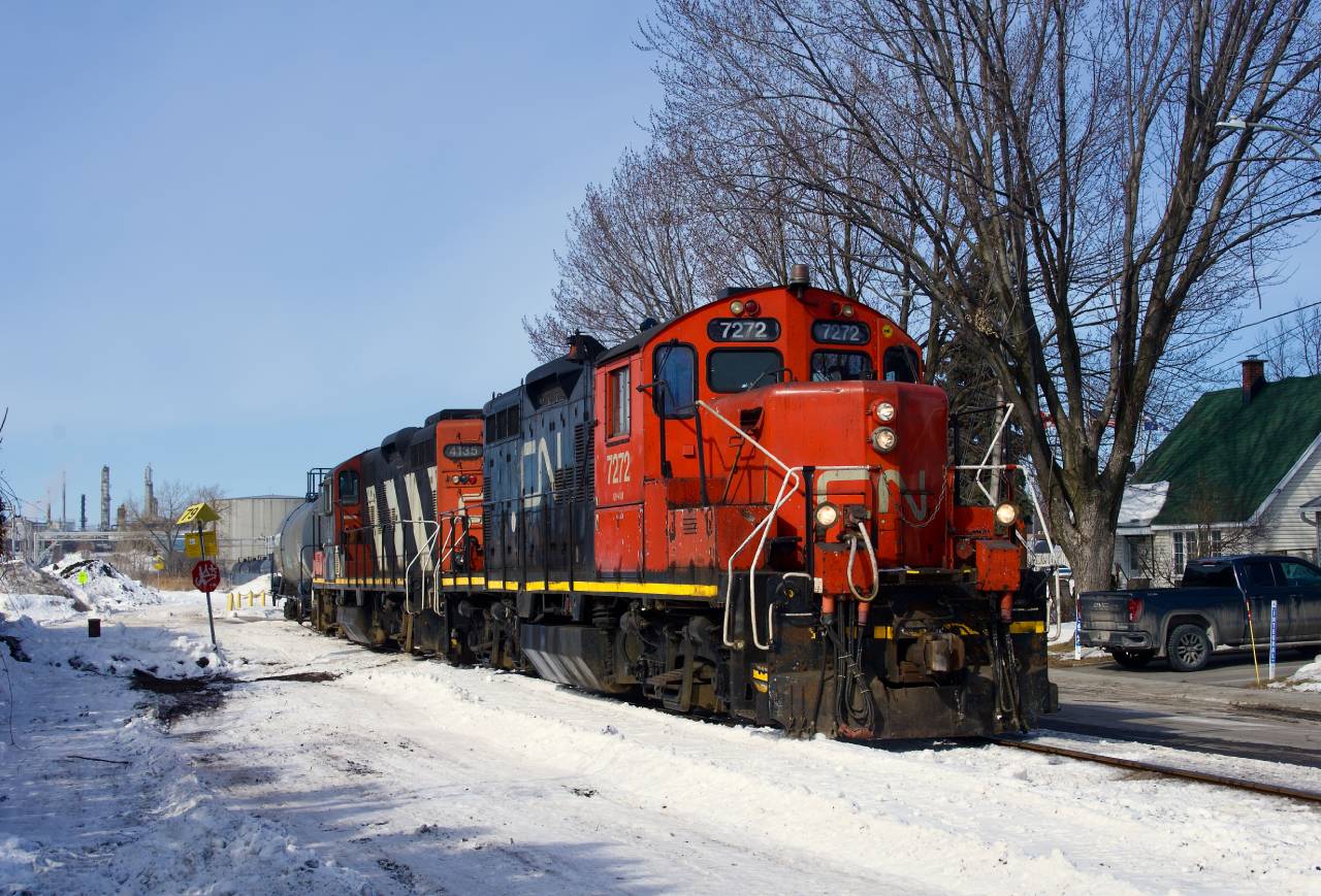 CN YRP002 has just lifted empties at Bitumar with CN 7272 & CN 4135. The track out of the client here parallels Montreal-Est Avenue.