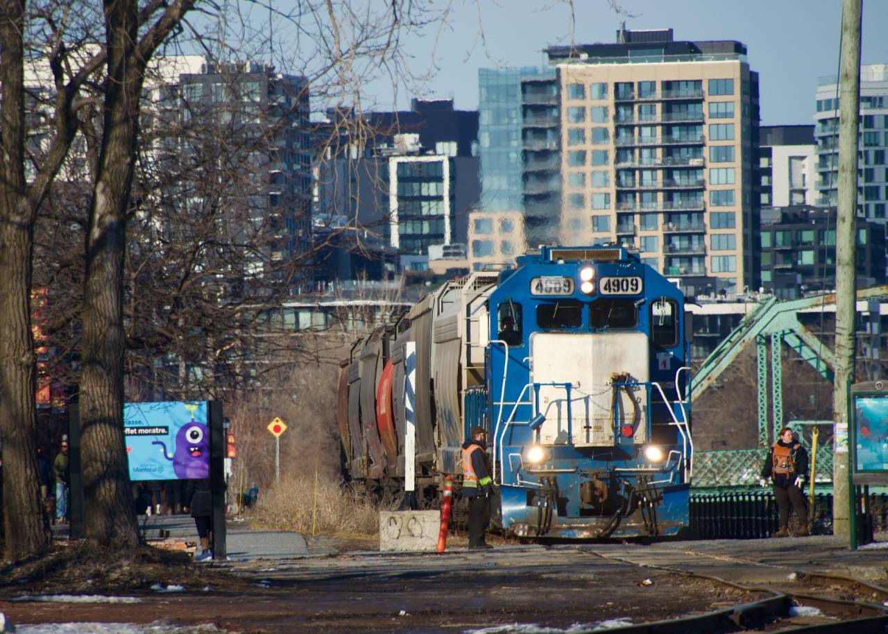 CN's East Side Canal Bank Spur is served by CN 500 a few times a week, generally quite early in the morning, which is not great in terms of sun angle. Last Friday CN 500 had power issues and left their power on the spur without having lifted empties from the one client left on the line (Ardent Mills). Later that day, CN 543 would lift CN 500's dead power and the afternoon PSC job (CN 596) would go lift the empties soon after that. Here CN 596 is heading back to the main line with seven cars and CN 4909. The crew has just flagged a crossing near Atwater market.