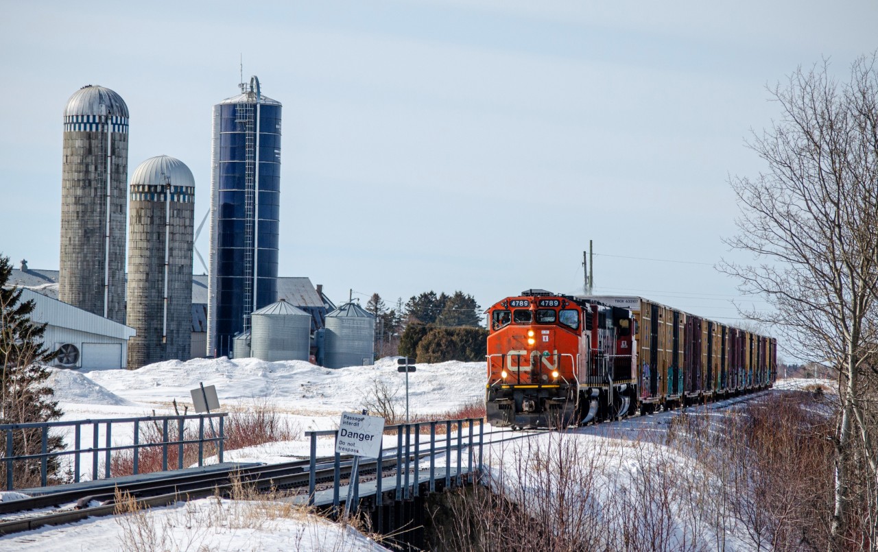 A short Matane turn (CN 561) led by GP38-2W 4789 is about to cross Rivière Blanche on a cold Friday morning. Lately, it seems like 561 only brings boxcars to the paper mill on fridays, no ferry or lumber cars. The ferry to Baie-Comeau and Sept-Iles used to operate from Monday to Friday, but it seems that traffic reductions aren't only for trains... Maybe they operate on Saturdays or Sundays now to make up for it, who knows... I highly doubt it though.