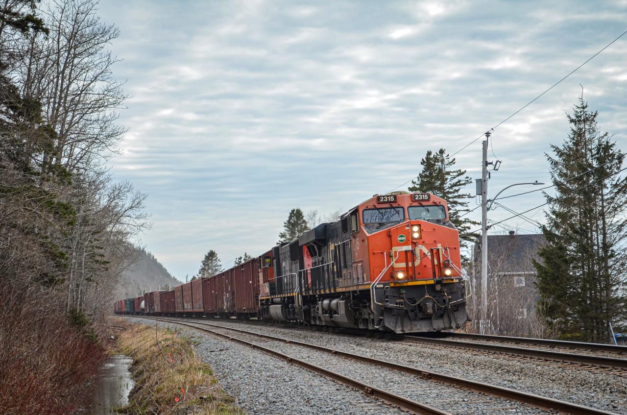 I don't remember much about this train, it was very much the typical consist you could see on this train back then, with one of the omnipresent ES44DCs up front. What was nice about that day was the cloudy sky, which allowed to take a shot that would otherwise be ruined by the sun shinning directly into the camera.