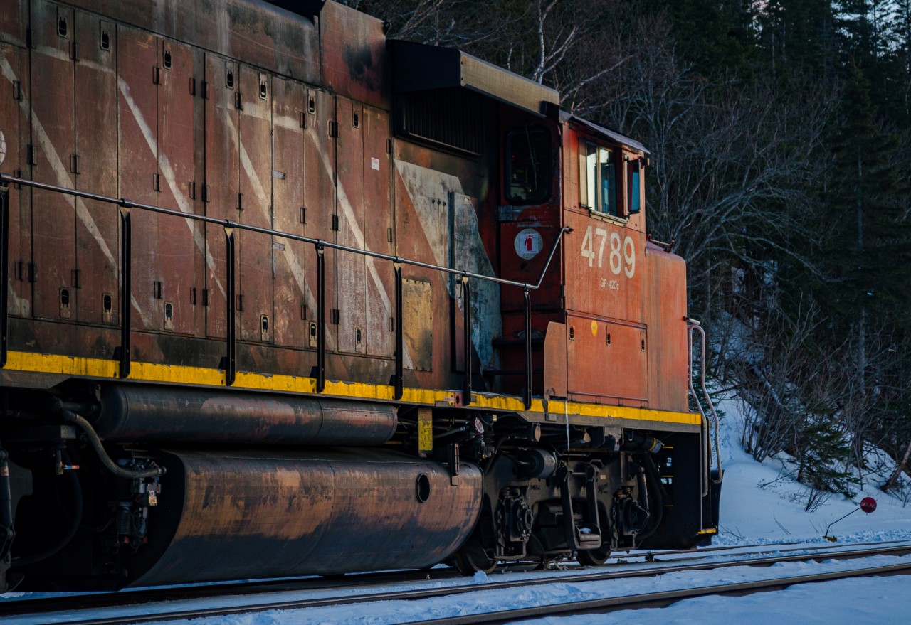 On the Sunday morning of March 29th, local train 559 departed Mont-Joli with CN 4789 and 9416 as the engines as usual. Not long after, while circulating between Luceville and Saint-Anaclet, the crew reported a problem with the lead engine to the RTC. Almost an hour later, limping at about 10 MPH, the crew dropped off the lead engine of the train, CN 4789, on the siding in Sacré-Coeur, borough of the city of Rimouski. After hearing the news of this operation by a friend of mine, i decided i would go take a look at the parked locomotive after eating supper. Thankfully, they had parked it on a section of the siding that is parallel to the road, so i could snap a few pictures like this one. When i crossed the tracks to head back home, i noticed that the rails were still very dirty from vehicular traffic, meaning that the return trip had yet to come by. I waited about 15 minutes before it came around the bend, however it was unfortunately too dark to take pictures at this point.