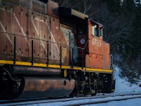 On the Sunday morning of March 29th, local train 559 departed Mont-Joli with CN 4789 and 9416 as the engines as usual. Not long after, while circulating between Luceville and Saint-Anaclet, the crew reported a problem with the lead engine to the RTC. Almost an hour later, limping at about 10 MPH, the crew dropped off the lead engine of the train, CN 4789, on the siding in Sacré-Coeur, borough of the city of Rimouski. After hearing the news of this operation by a friend of mine, i decided i would go take a look at the parked locomotive after eating supper. Thankfully, they had parked it on a section of the siding that is parallel to the road, so i could snap a few pictures like this one. When i crossed the tracks to head back home, i noticed that the rails were still very dirty from vehicular traffic, meaning that the return trip had yet to come by. I waited about 15 minutes before it came around the bend, however it was unfortunately too dark to take pictures at this point. 