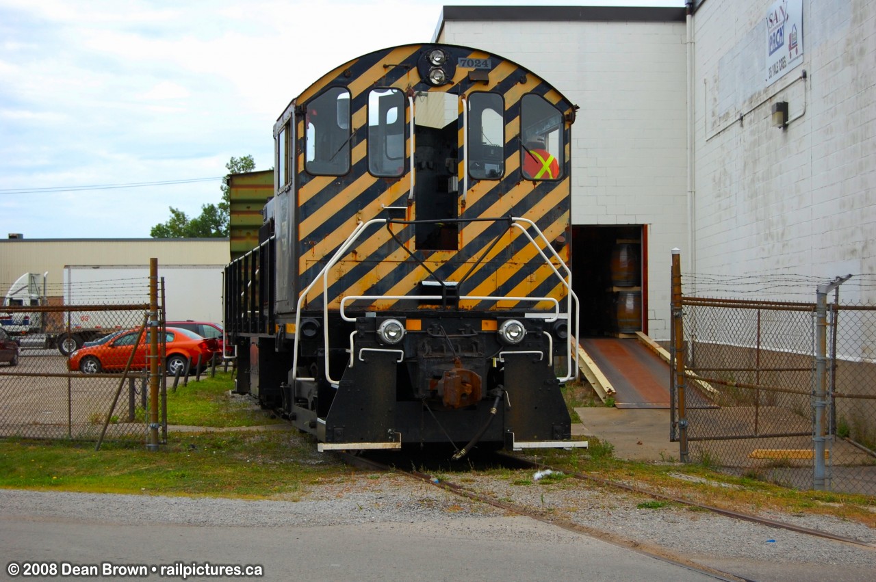 TRRY ALCO S-2 7024 switching cars at the warehouse in St. Catharines.