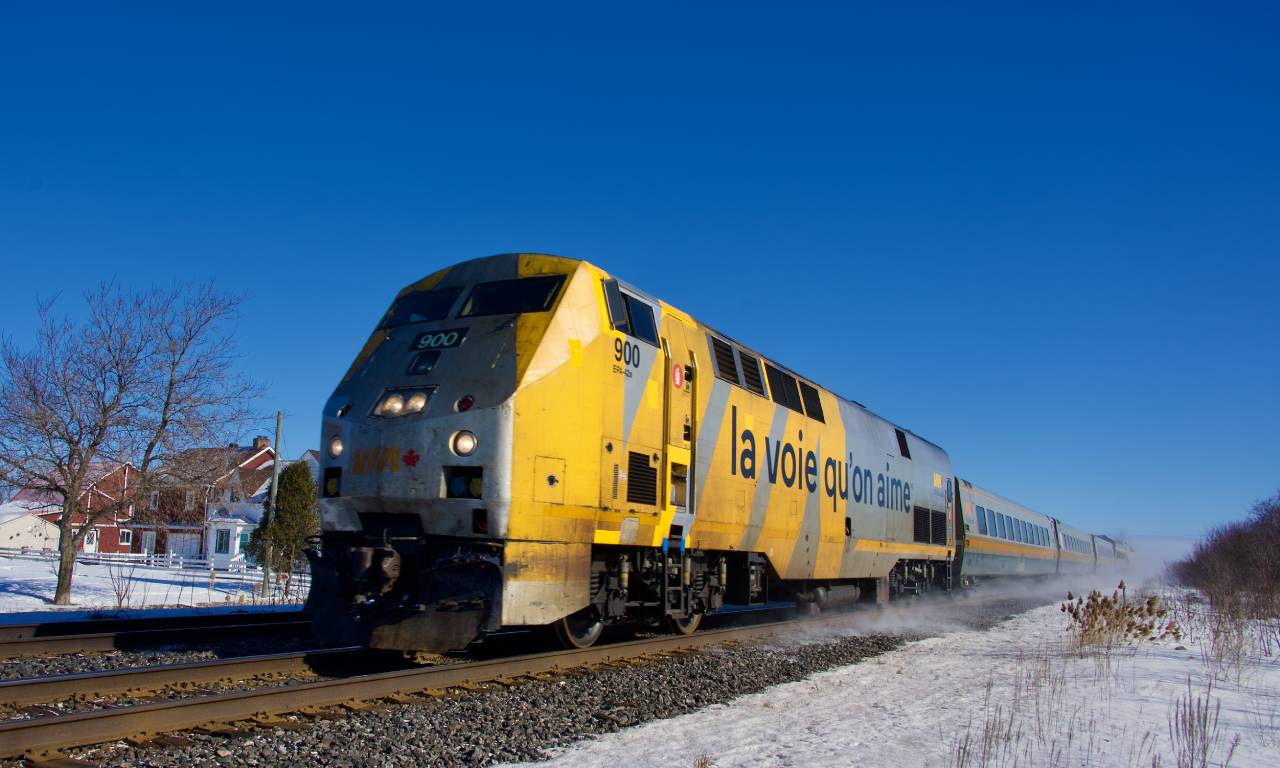 VIA 633 flies by MP 31.33 of the Kingston Sub with an LRC/HEP consist.