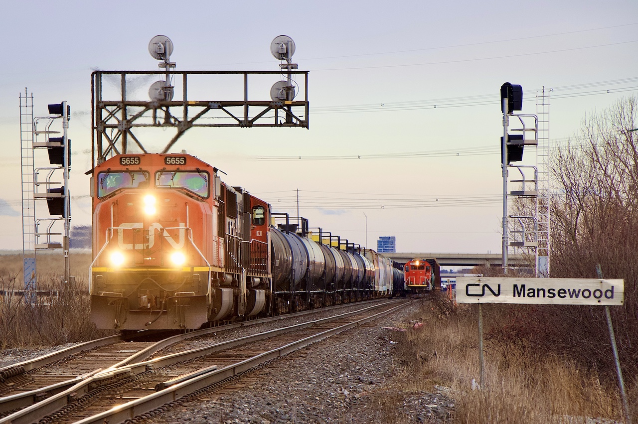 Late light seemed fitting to frame the falling searchlights at Mansewood. Time waits for no one, and soon the new signals will be cut in as the entire subdivision is rapidly switching to new LED signals. I’ve spent many years photographing the area along with its constant changes, from the line itself to its motive power. Many fond memories. Even the pair of SD75’s leading train 424 will soon find their turn in undergoing a full rebuild.