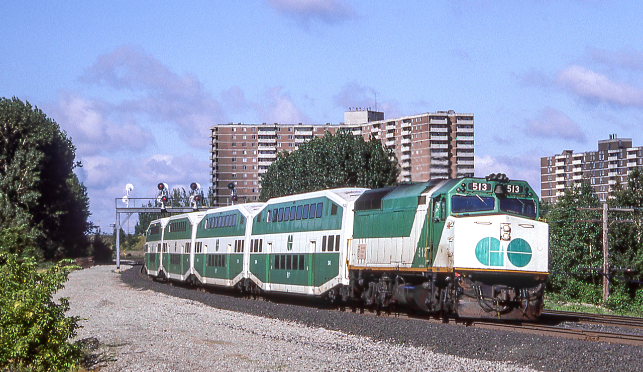 GO 513 is in the Toronto area in August 1985.