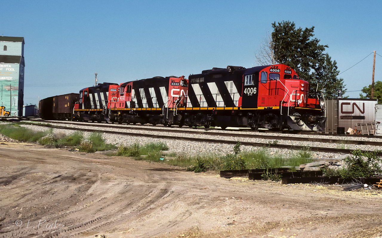 It was June 1989 and happily the unit train still looked much like it had for many years. The re-built units, the 4006 and 4004 on this occassion, blend right in with the older 4332. The older units rarely ran first up anymore, this being the usual setup, old timers in the middle. This train returned early Wednesday at 5:20 with the 4004 leading and 35 loads of sulphur.