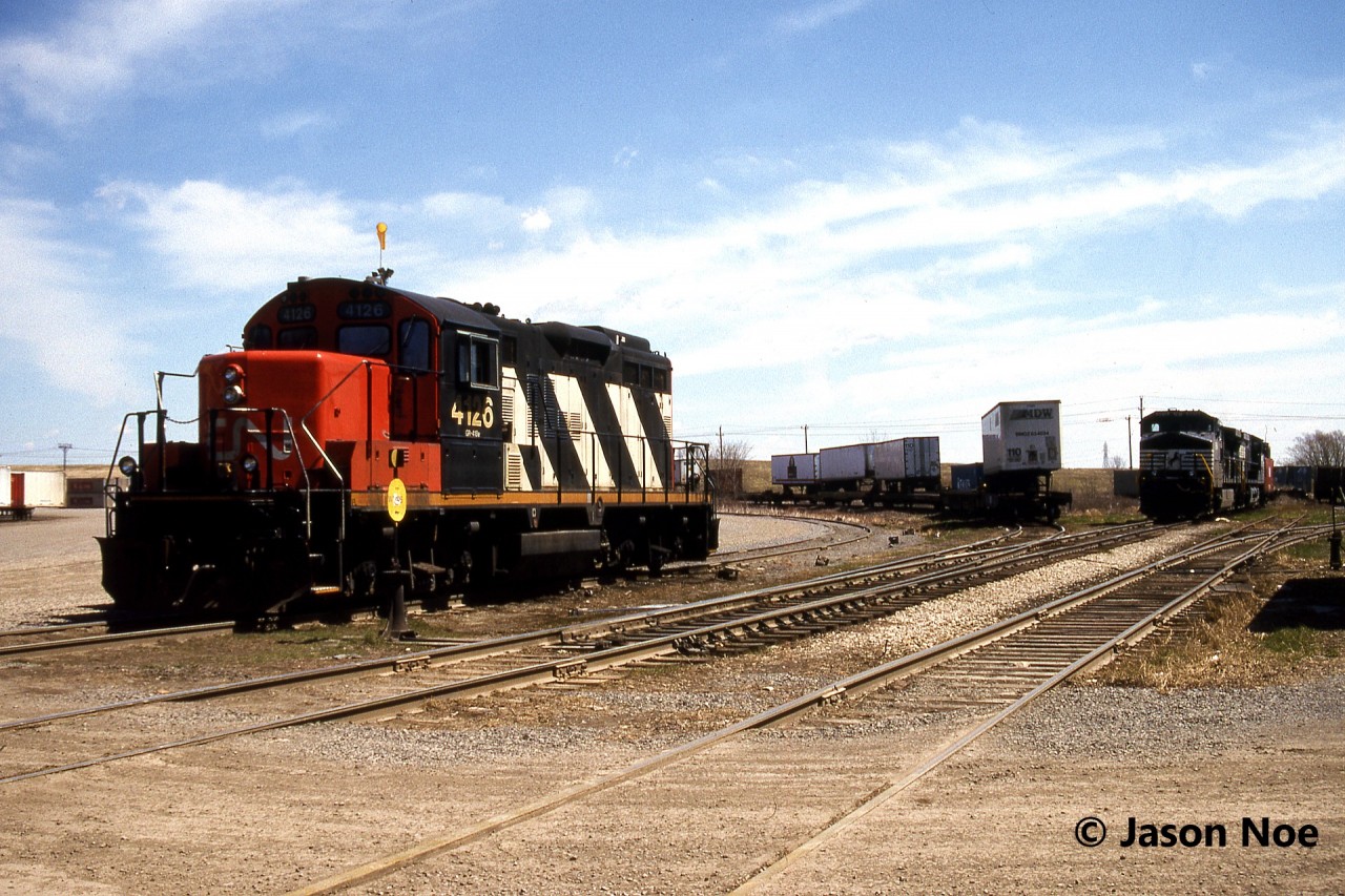 CN GP9RM 4126, along with Norfolk Southern C40-9W’s 8914 and 8931 are pictured at Dain City, which was situated near Welland, Ontario. Both NS GE’s are only a few months old having been built in February 1996 and they also have NW caboose 555019 with them. Looking back, this was one area I wish I had more photos of, as the small intermodal yard eventually closed in 1998. Today, this area is still operated by GIO Rail, which services Verbio and SLM Recycling from the Canal Spur.