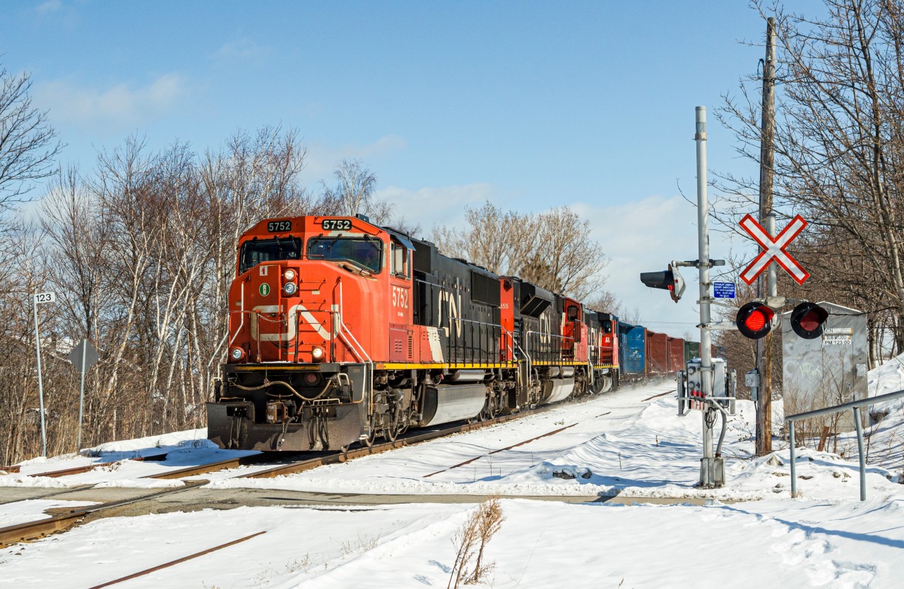 A nice SD75i leads saturday's 403 at the pedestrian crossing located in front of the university of Rimouski, standing at almost exactly milepost 123. Despite being in working order, the old mechanical bells have been sadly recently replaced at this crossing.