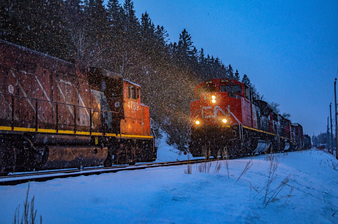 After taking a few pictures of broken down 4789 the evening prior, i decided to head back the following day to check if the engine was still there, and lo and behold, it was! This time, i was able to snap a pic with train 402 passing by, as there was just enough lighting left to do so.