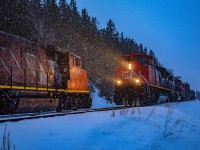 After taking a few pictures of broken down 4789 the evening prior, i decided to head back the following day to check if the engine was still there, and lo and behold, it was! This time, i was able to snap a pic with train 402 passing by, as there was just enough lighting left to do so.