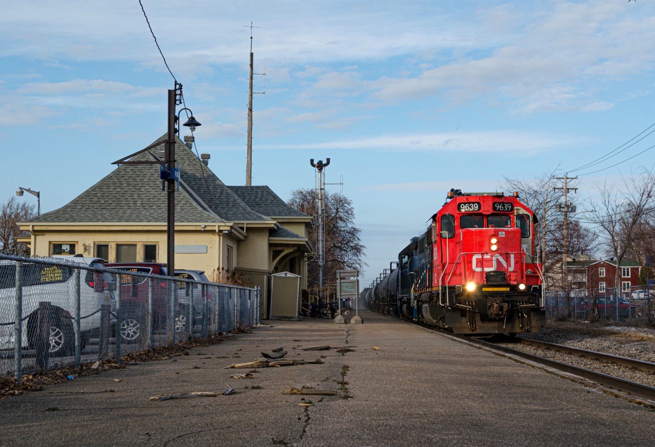 IC 9639 and CN 4901 brings up a long train 559 to Rivière-du-Loup, the train had around 30 cars in tow, some of which were cars they picked up in Matane earlier in the day. IC 9639 is the first Illinois Central engine to be assigned to the Mont-Joli switcher, and the first one not to be an SD70 to roam the Mont-Joli subdivision. It is pretty remarkable to think it had not happened in the 18 years of previous CN ownership of the railway...