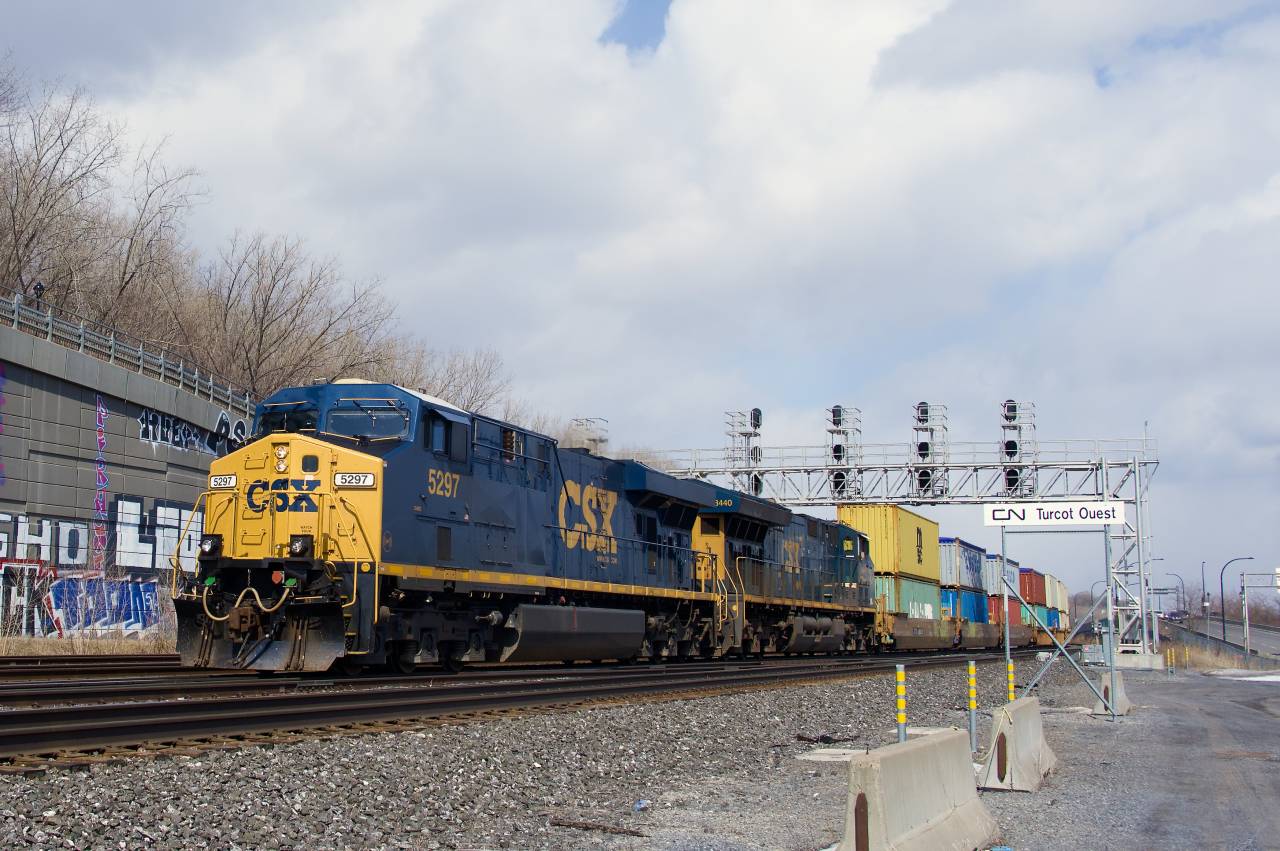 CN 543 is returning from the Port of Montreal with CSXT 5297 & CSXT 3440 for power. It is very rare to see CSX power on the Montreal Sub east of Taschereau Yard.