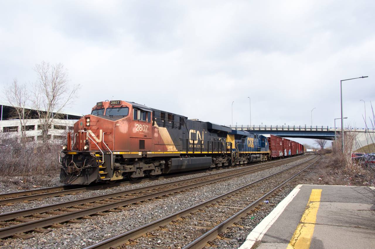 CN 369 at Dorval with a faded CN gevo and a repainted CSX one (CN 2807 & CSXT 5248)