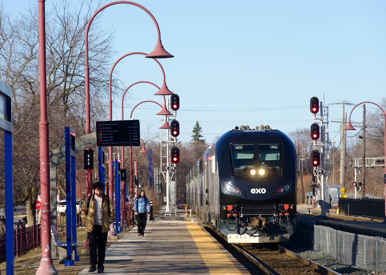 EXO 16 from Vaudreuil is arriving at Montreal West Station last Wednesday morning. A single Siemens Charger (EXO 1403) just entered service on this line a couple of weeks ago. As with all EXO power, it features a dual set of horns. The second is a redundant set so that they don't have to test them overnight near built up areas.