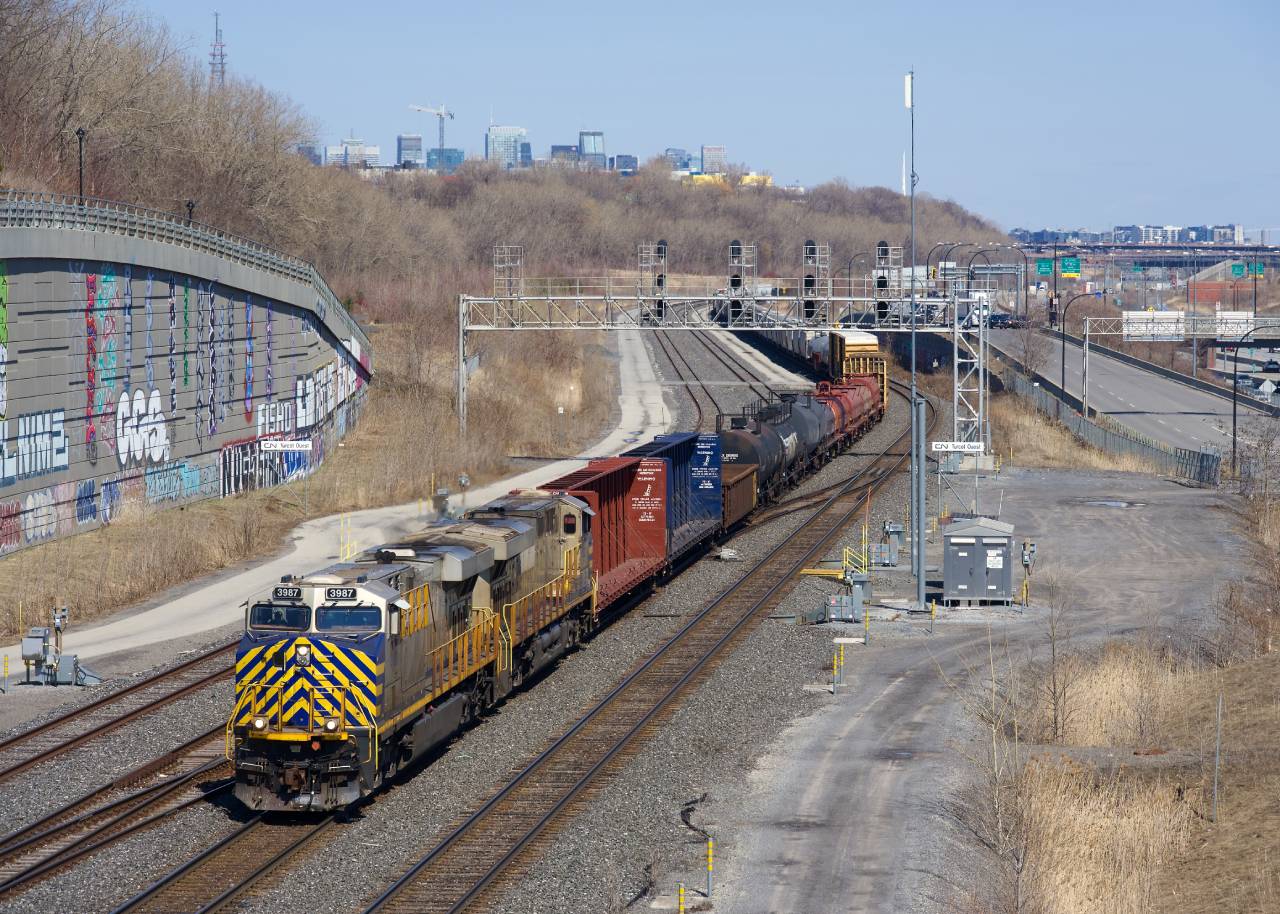 CN 3987 & CN 3927 lead CN 527 by Turcot Ouest.