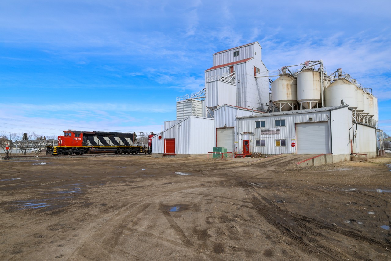 L 52151 18 cruises past the Morinville Seed Cleaning plant with CN 5350 leading.