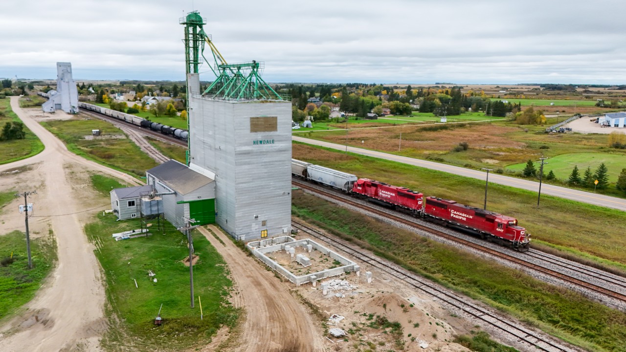 CP 6247 and CP 6257 takes the siding at Newdale for a meet with Bredenbury-Minnedosa train F54-19.
