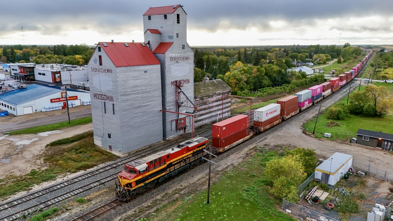 CPKC 105-18 highballs through Moosomin, Saskatchewan enroute to Broadview and points west.
