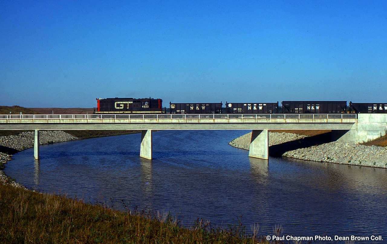 GTW GP9 4922 heading eastbound over the Welland River.