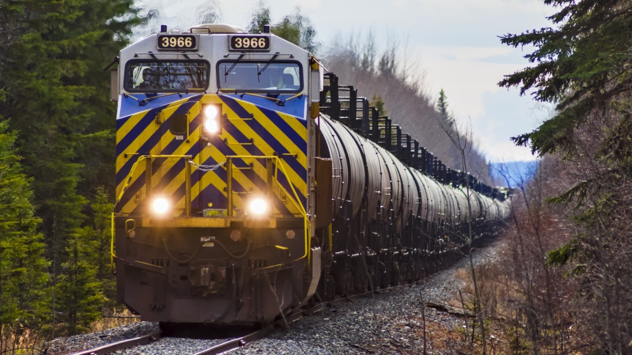 Ex CREX 3966 leads a northbound LPG train towards FSJ. Far in the distance the rear DPU is visible.