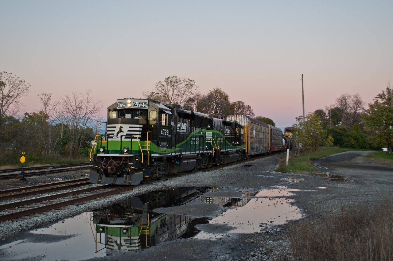 I was originally in Fort Erie to see the Every Child Matters unit leading 236, but stuck around to see the NS Transfer too. Here it is in the dying daylight, and to my surprise, with a matching NS eco set. I've seen them come over before but this is the only time I've shot the pair. One of them I believe is a slug.
