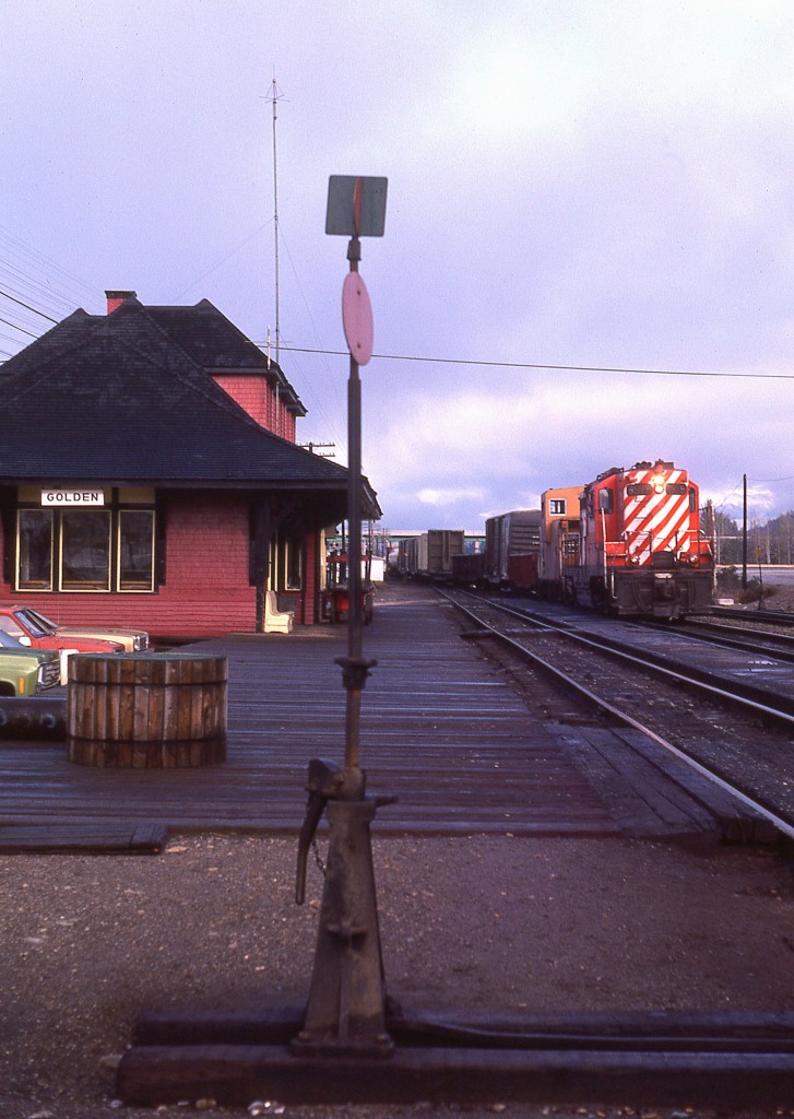 At one time, CP station at Golden was a busy place with crews coming and going as well as being a VIA stop. Times changed; the station closed, and was moved in 1988 to become the local museum, as far as I recall.
Here's a morning view with CP 8519 alongside, having just rolled out of the yard with a lengthy train.