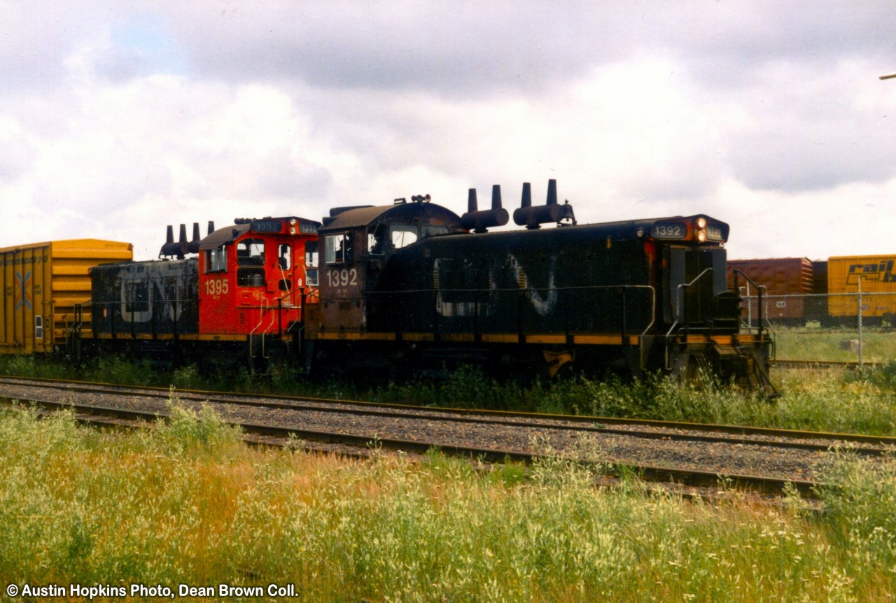 CN SW1200RS 1392 and CN SW1200RS 1395