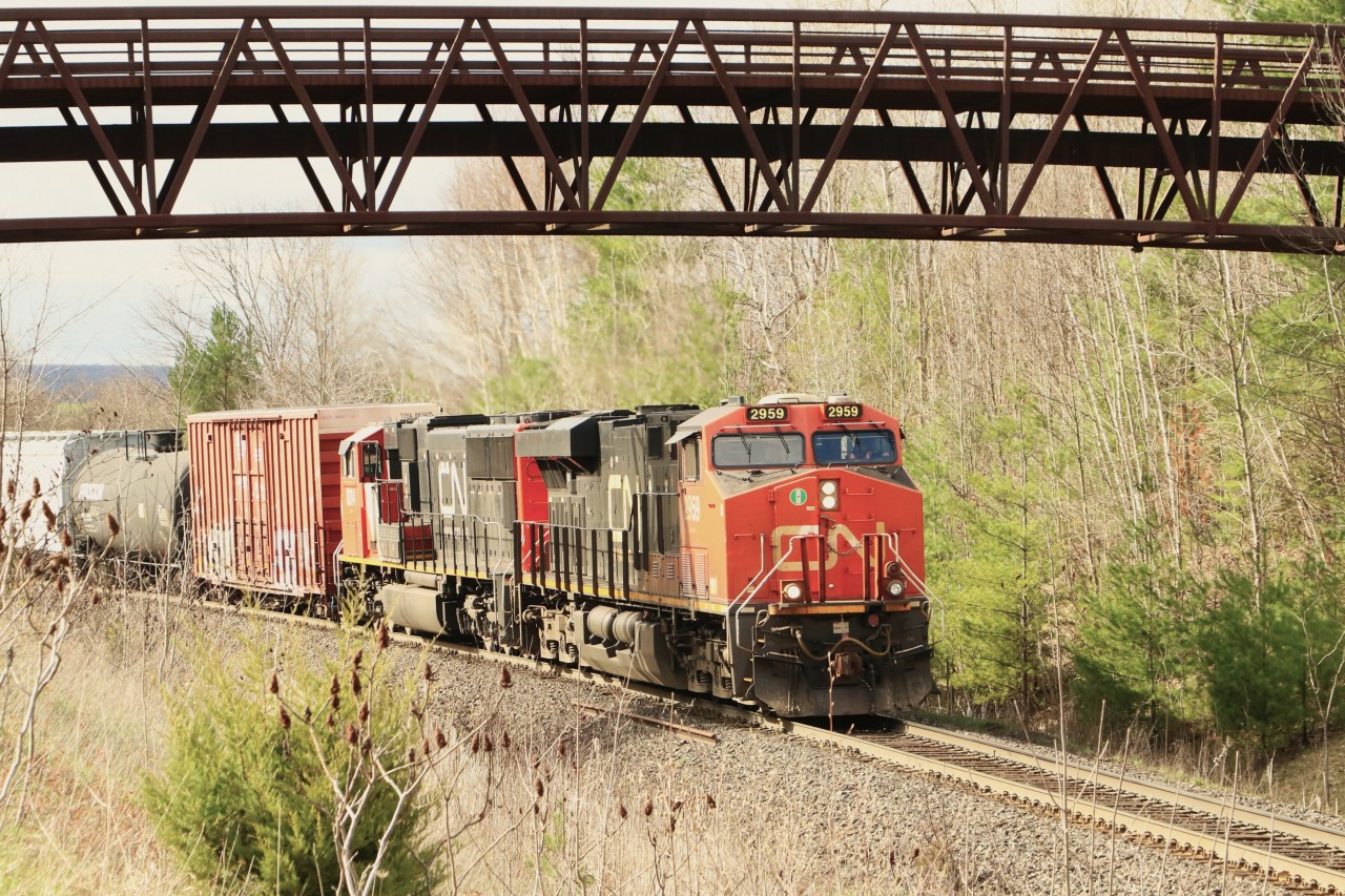 CN 2959 working hard with some help, to finish the climb up the Niagara Escarpment