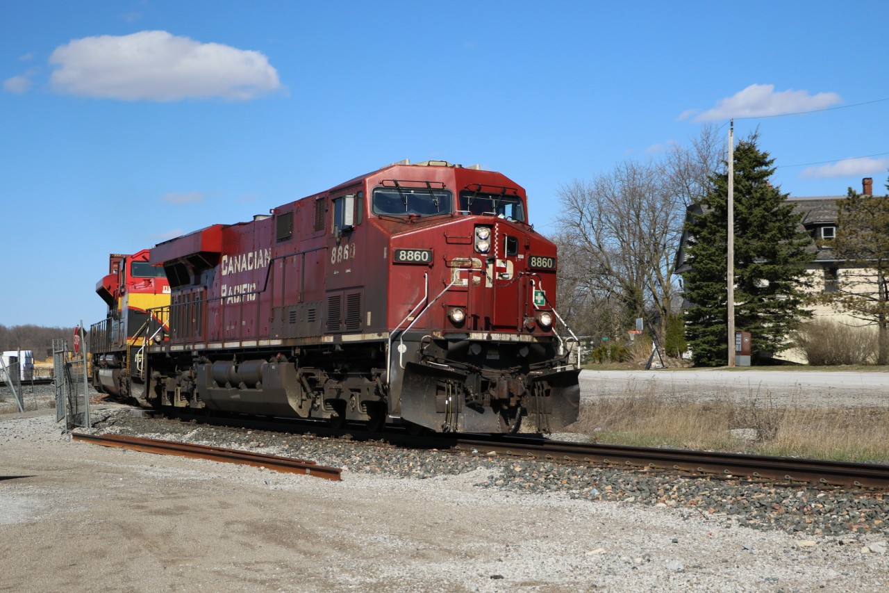 CP 8860 ( GE ES44AC ), working hard with Kansas City Southern 4155 ( EMD70ACe ) as they round the bend to head south down the escarpment towards Hamilton.