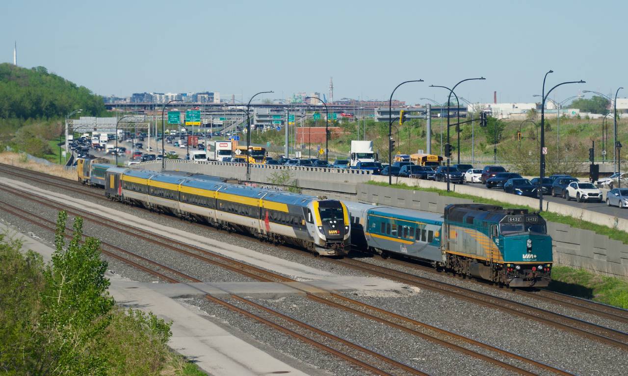 A comparison of 24 and 44-axle consists as VIA 64 (with VIA 6432 on the tail end) passes a stopped VIA 37 (with cab car VIA 2320 leading).