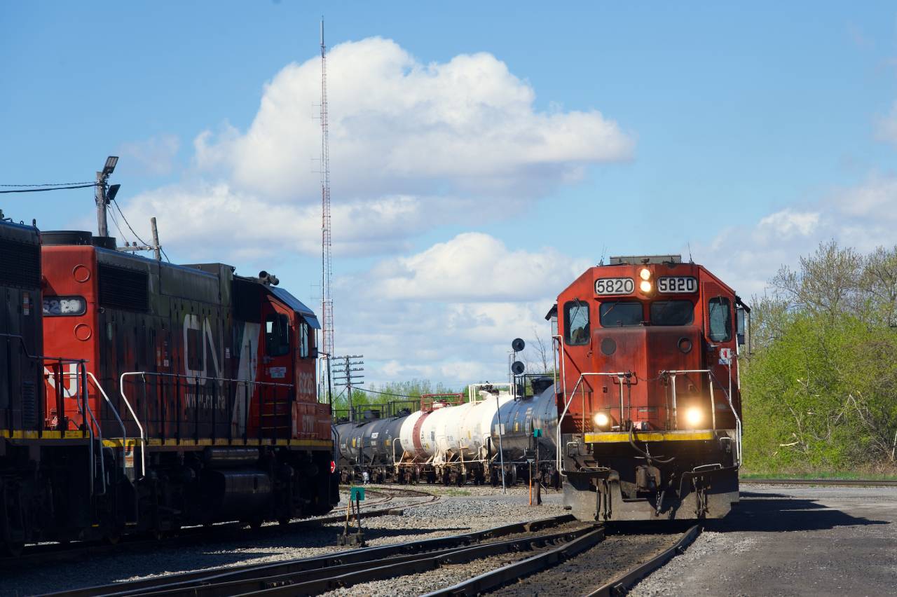GTW power (repainted and not) meets at Coteau as GTW 5820 backs up past parked GTW 6226 as the former leads CN 538 at Coteau.