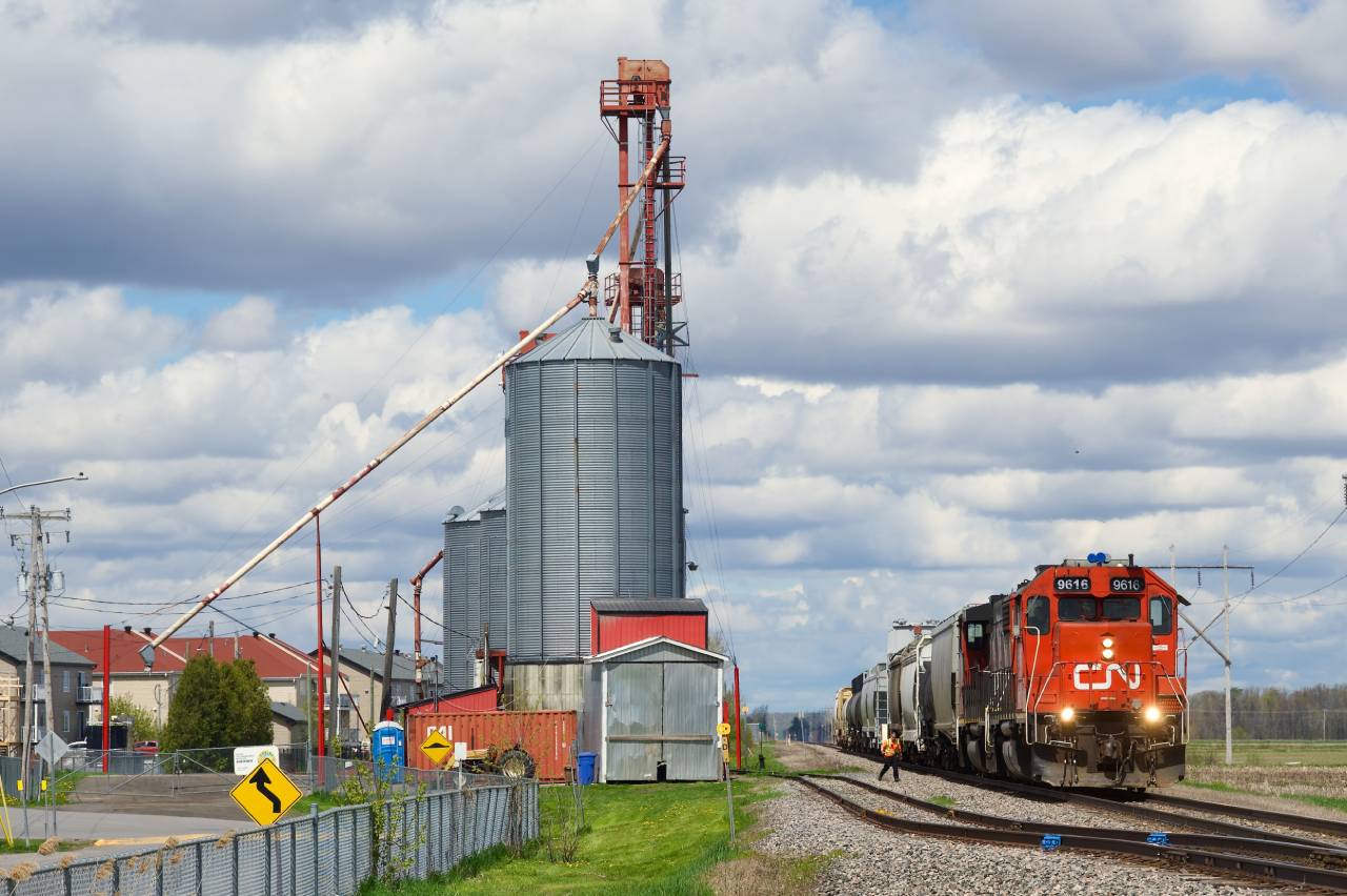 CN 589 is about to set off one car at the mill at St-Polycarpe, located off of VIA Rail's Alexandria Sub.