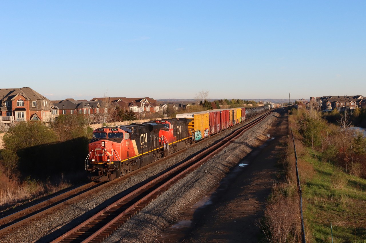 E275 making track speed. New wood and steel laid for the extension of the South Track between Mile 36.8 (Derry) and Mile 38.5 (Ash) Halton Sub., track capacity improvements to support the future Milton Logistic Hub.