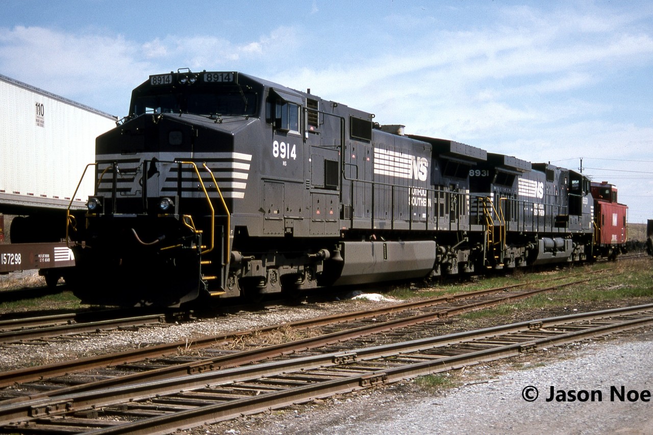 Norfolk Southern C40-9W’s 8914 and 8931 are pictured at Dain City, which was situated near Welland, Ontario. Both NS GE’s are only a few months old having been built in February 1996 and they also have NW caboose 555019 with them. Looking back, this was one area I wish I had more photos of, as the small intermodal yard eventually closed in 1998. Today, this area is still operated by GIO Rail, which services Verbio and SLM Recycling from the Canal Spur.