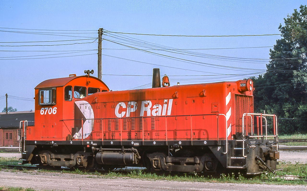 CP 6706 is in London, Ontario in August 1989.