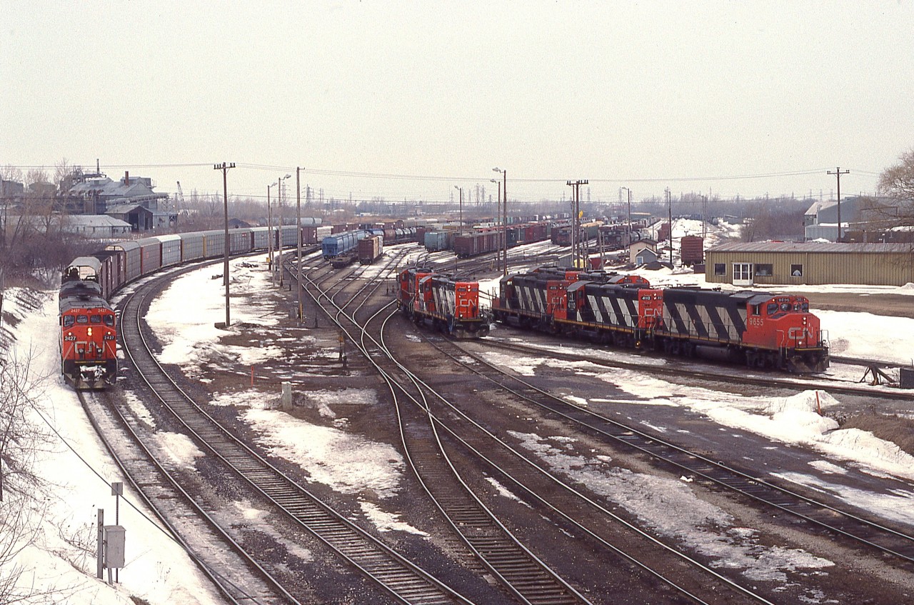 There are times, like today, when I look at photos of Niagara Falls CN yard (or Fort Erie, for that matter) and wonder where all the traffic has gone. Such a busy yard. On the left rolling over the main line is #331 with CN 2427 and 2407 the power.  At least I know the demise of the 2400s on CN.............