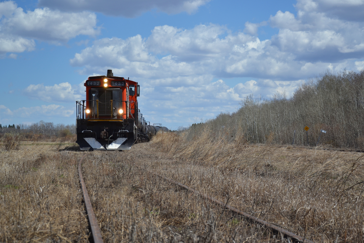 After working White Fox, we continued up towards Garrick with the remaining 12 cars for storage to be placed into storage on the former elevator track. It's hard to believe that two elevators ( Pool and Federal ) used to serve the surrounding community of Garrick.