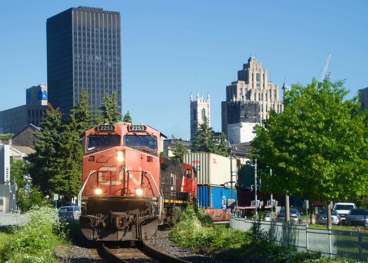 A late CN 149 leaves the Port of Montreal with two DC units.