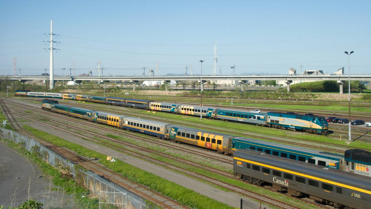 With a short-lived 10-car configuration, VIA 64 is entering VIA Rail's MMC after finishing its run from Toronto.