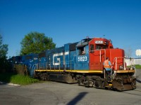 CN 596 is leaving O-I in Montreal after lifting and then spotting cars. Power is CN 4909 & GTW 5823. In the background at right is one of the entrances to VIA Rail's MMC.