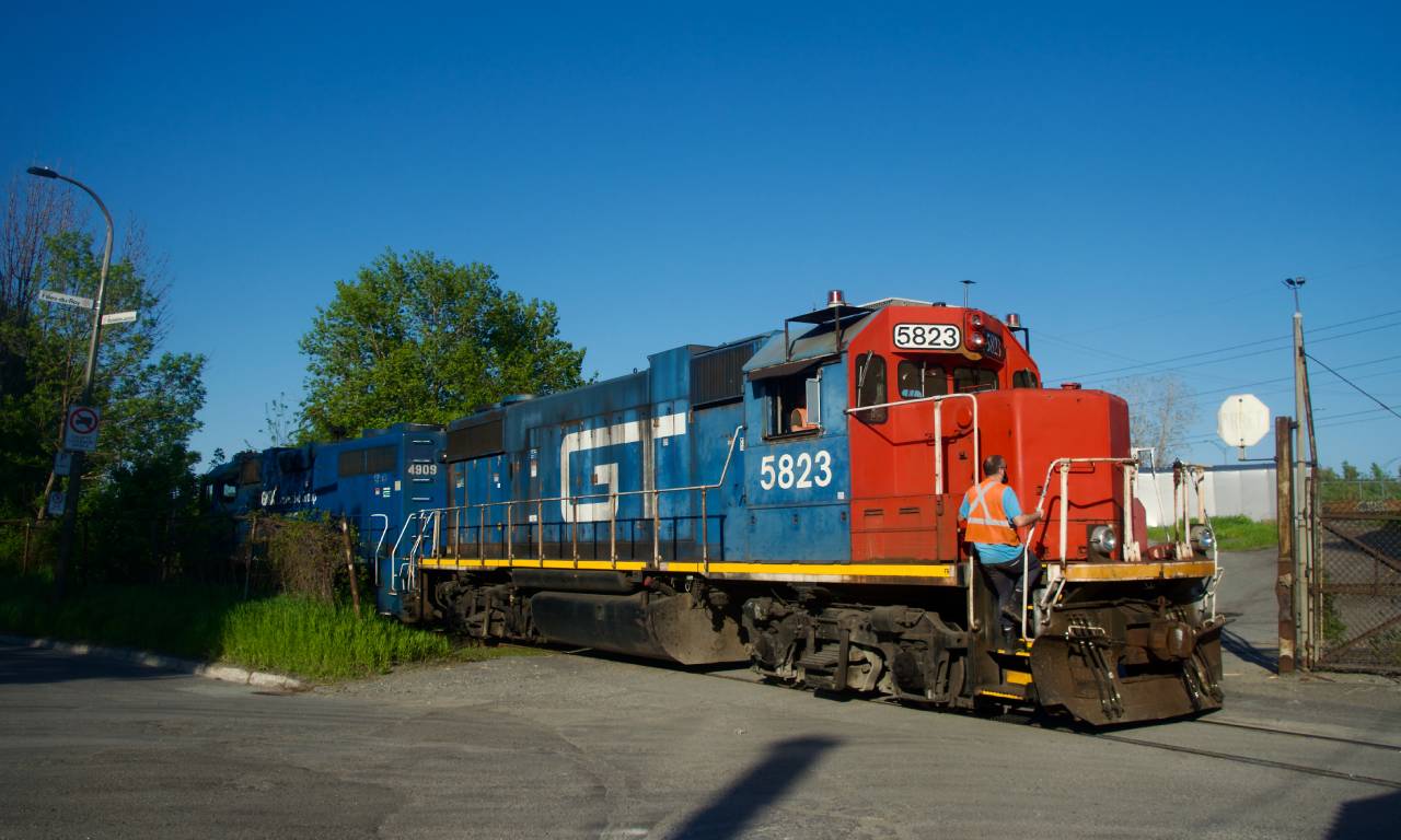 CN 596 is leaving O-I in Montreal after lifting and then spotting cars. Power is CN 4909 & GTW 5823. In the background at right is one of the entrances to VIA Rail's MMC.