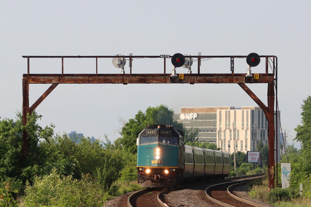 V82 the first eastbound detour of the weekend under Intermediate Signals 462/463. Planned work on the Metrolinx portion of the Oakville Sub has VIA detouring the backway to Union this weekend.