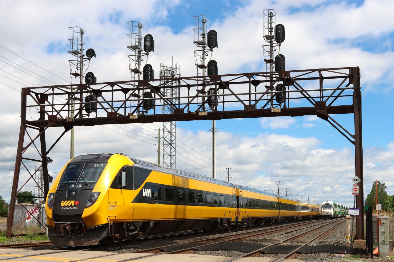Two sets of headlights in the distance approaching Oakville Yard, a surprise to see V73 on T1 and sporting the all yellow livery, the regularly scheduled GO on T2 was trying hard too catch up. Oakville next stop.