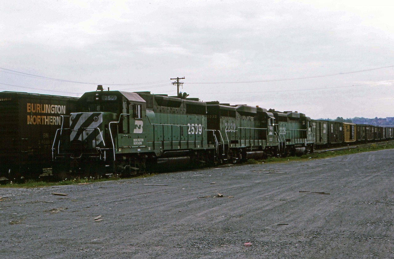 Not far from the NW5, BN 2509/2232/2228 (GP35/GP30/GP30) rest in the yard. These units likely came in on BN 184, the Seattle-Vancouver manifest, which ran daily (see Roger Burrows' book Railway Mileposts: British Columbia, volume I, published 1981).