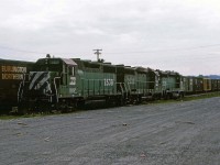 Not far from the NW5, BN 2509/2232/2228 (GP35/GP30/GP30) rest in the yard. These units likely came in on BN 184, the Seattle-Vancouver manifest, which ran daily (see Roger Burrows' book Railway Mileposts: British Columbia, volume I, published 1981).